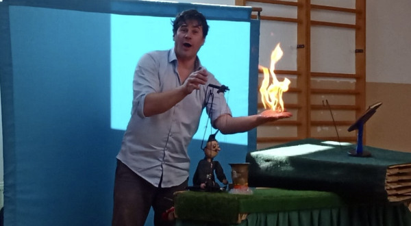 Dřevěné divadlo v družině: Loutky, knížky a kouzla